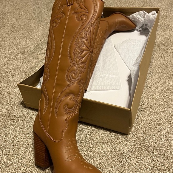 Steve Madden Western Cowboy Boots with Intricate Stitching and Pointed Toe - Picture 2 of 2